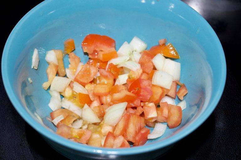 Chopped Tomato & Onion - Cut The Crap Kitchen - Costa Rica