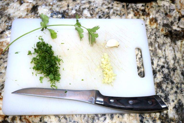 Minced Garlic & Cilantro - Cut The Crap Kitchen - Costa Rica