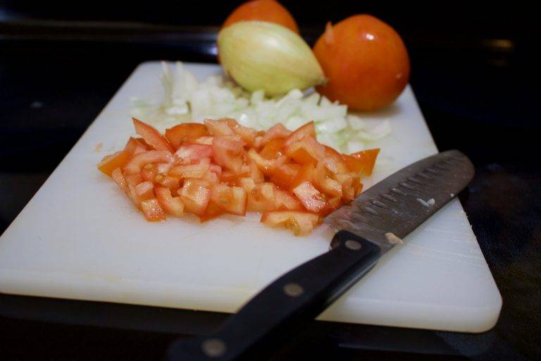 Chopped Tomato & Onion - Cut The Crap Kitchen - Costa Rica