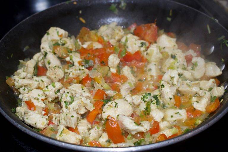 Stir Fry Garlic Chicken with Sides - Cut The Crap Kitchen - Costa Rica